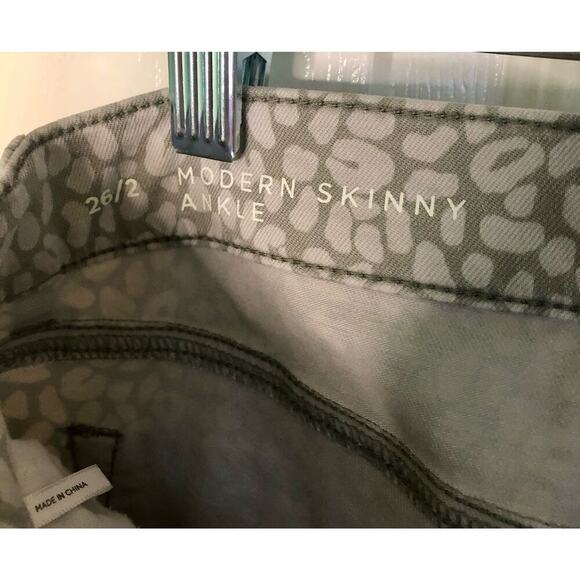 Ann Taylor Loft Modern Skinny Ankle Gray & Green Leopard Print Jeans - Size 26/2 - Picture 5 of 10